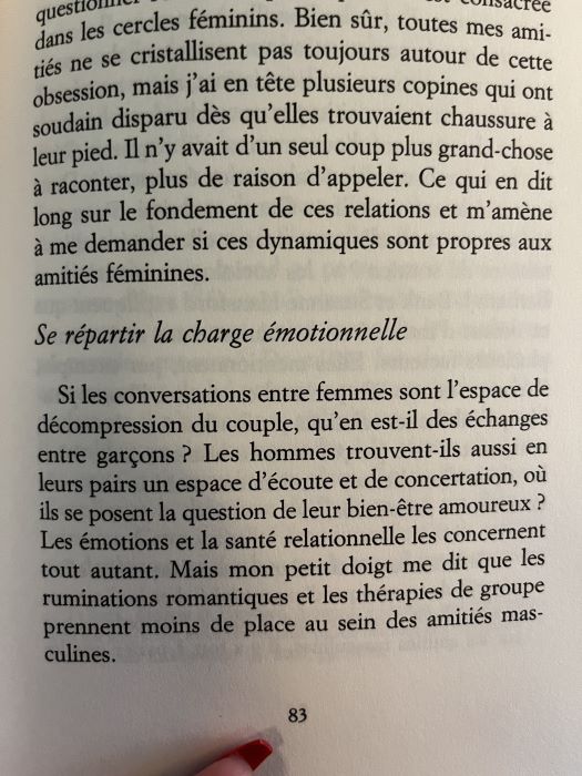 Bien sûr, toutes mes amitiés ne se cristallisent pas toujours autour de cette obsession, mais j'ai en tête plusieurs copines qui ont soudain disparu dès qu'elles trouvaient chaussure à leur pied. Il n'y avait d'un seul coup plus grand-chose à raconter, plus de raison d'appeler. Ce qui en dit long sur le fondement de ces relations et m'amène à me demander si ces dynamiques sont propres aux amitiés féminines.
Se répartir la charge émotionnelle
Si les conversations entre femmes sont l'espace de décompression du couple, qu'en est-il des échanges entre garçons? Les hommes trouvent-ils aussi en leurs pairs un espace d'écoute et de concertation, où ils se posent la question de leur bien-être amoureux ?
Les émotions et la santé relationnelle les concernent tout autant. Mais mon petit doigt me dit que les ruminations romantiques et les thérapies de groupe prennent moins de place au sein des amitiés masculines.
